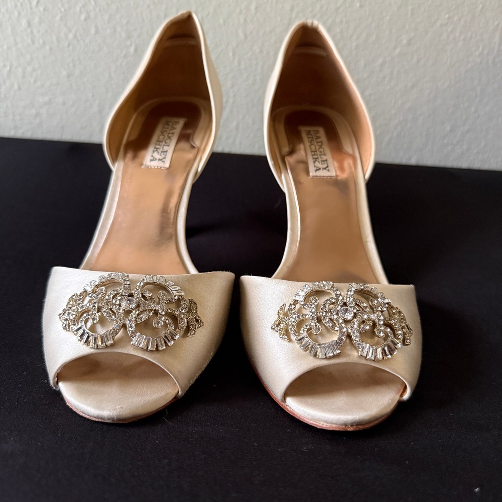 Badgley Mischka Ivory Satin Crystal Brooch Peep Toe d'Orsay Heels 9.5M Wedding